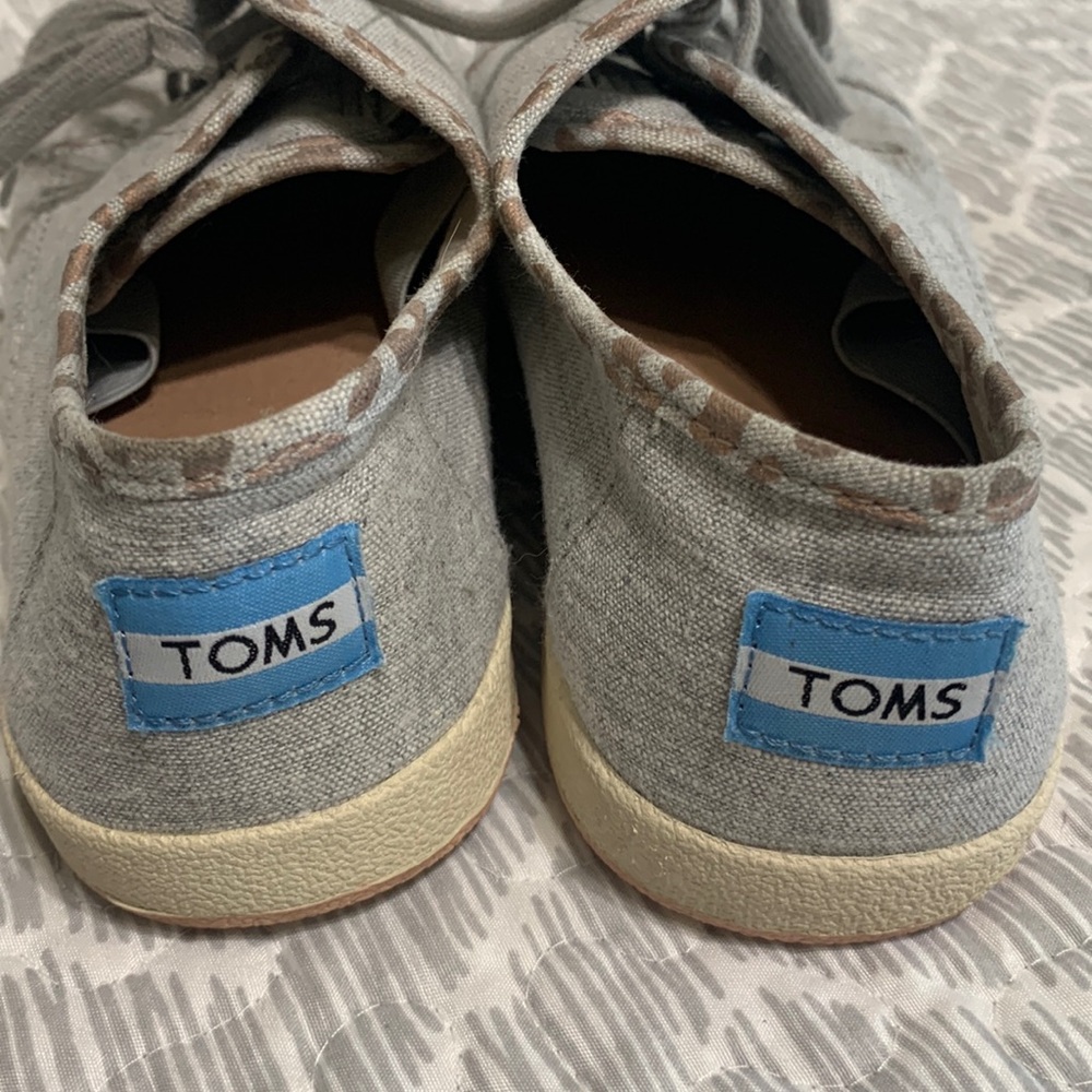 Toms Sneakers Size 8. Lightly worn. Great condition.